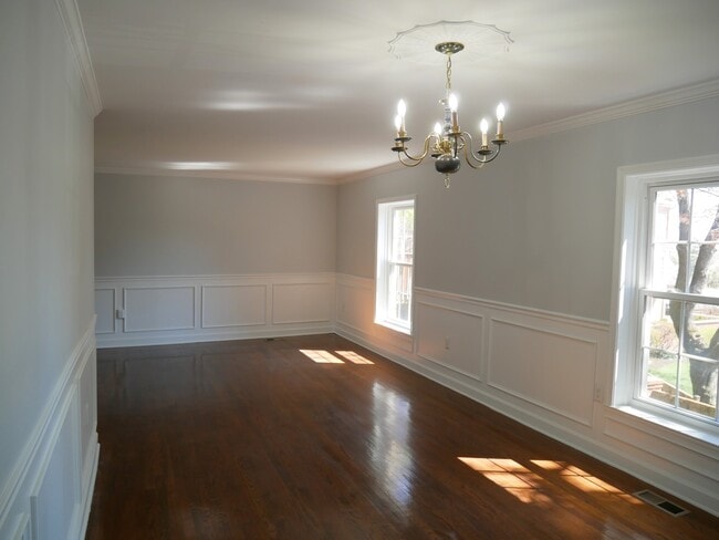 Building Photo - 4 Bedroom 3.5 Bath Corner Unit Townhouse o...