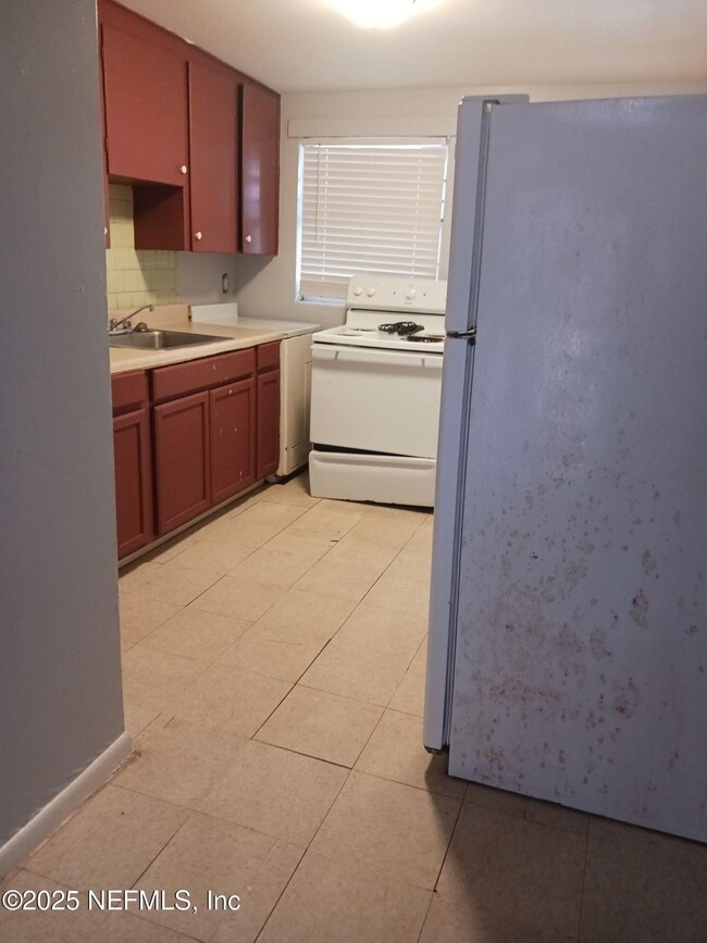 Building Photo - 1145 W 25th St