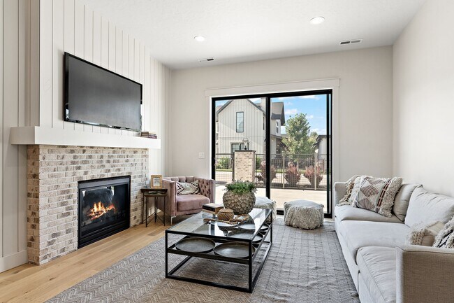 Building Photo - 2460 W Iron Coop St