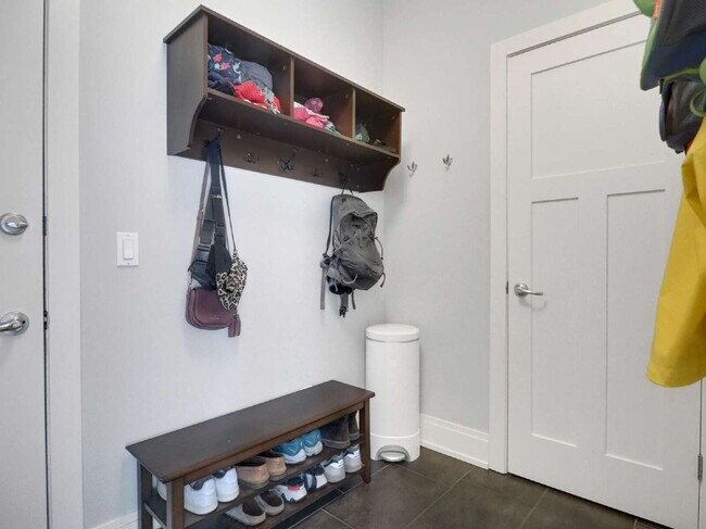 Building Photo - Spacious 4-Bed Gem with 3.5 Baths next to Minnehaha Creek