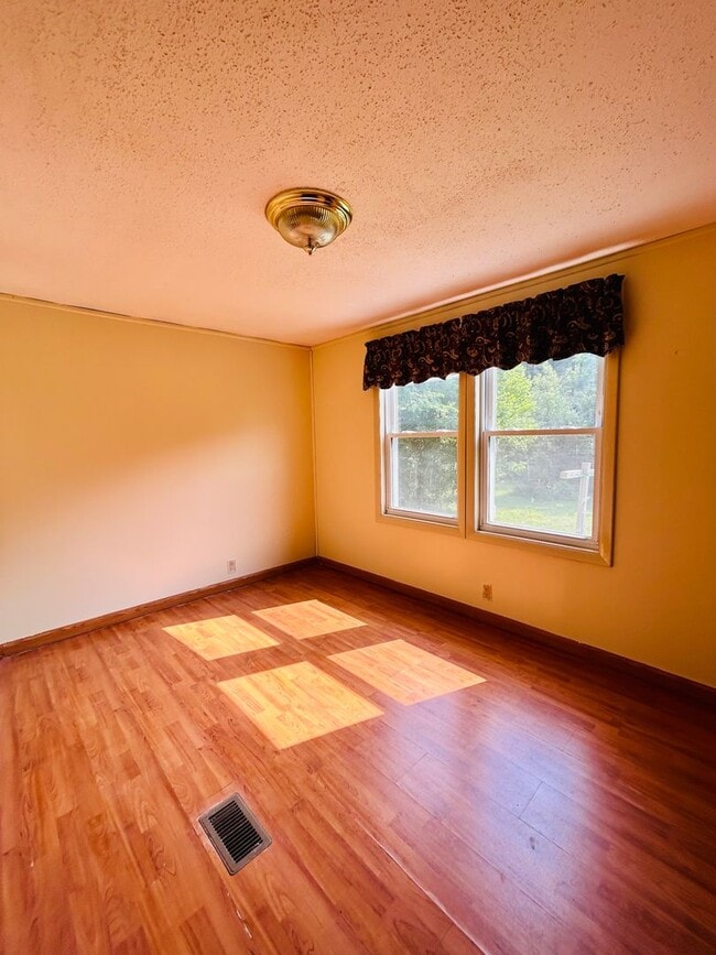 Building Photo - Country 3 Bed / 2 Bath Home for RENT