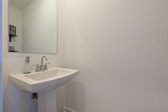 Building Photo - 1014 SE 23rd Ave