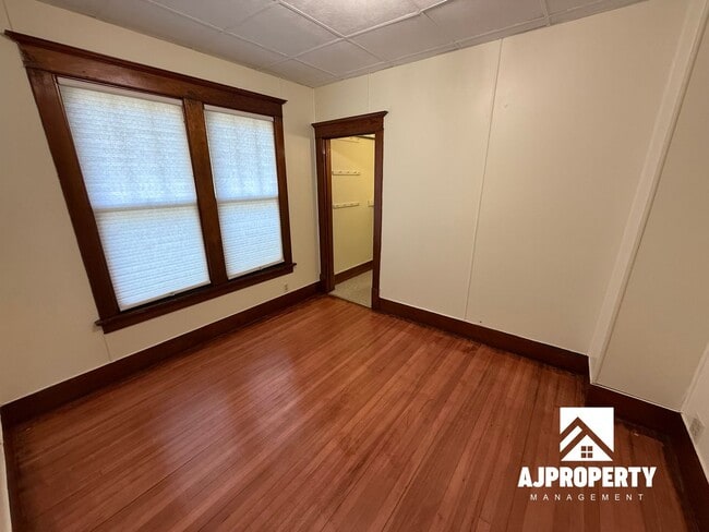 Building Photo - 821 N Prairie Ave