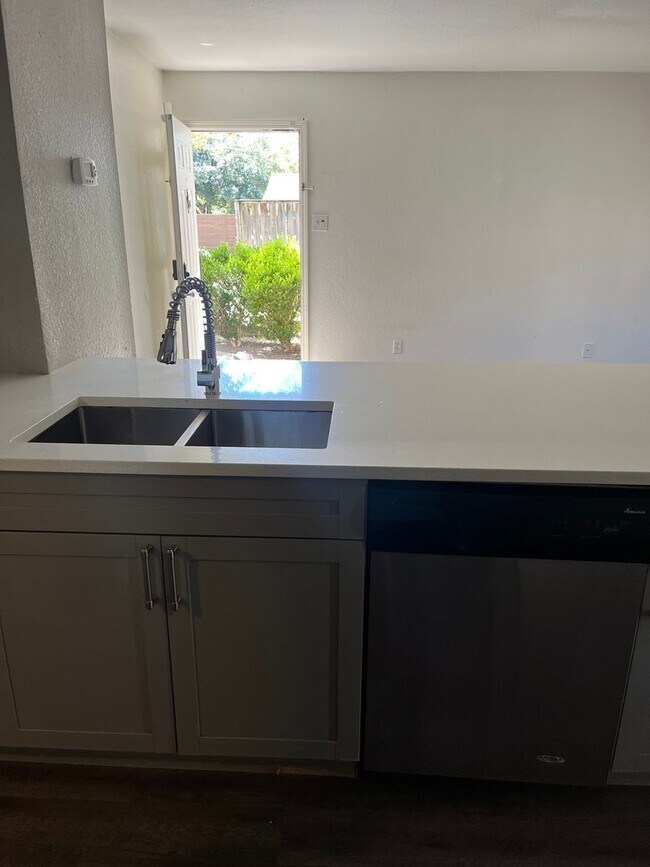 Building Photo - 2 Bedroom Townhome in Austin