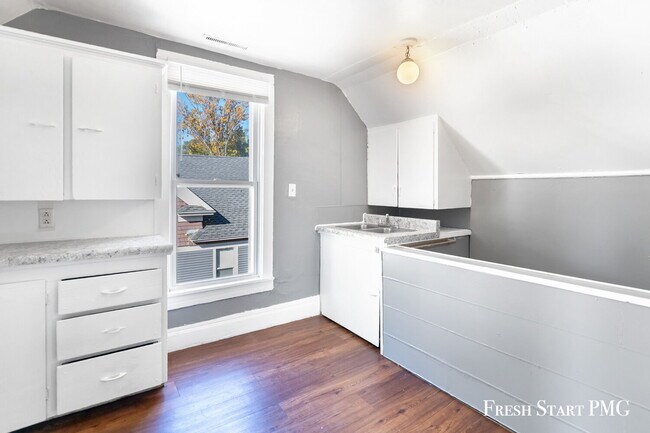 Building Photo - Spacious Upstairs Unit with 3 Flexible Rooms & Full Kitchen