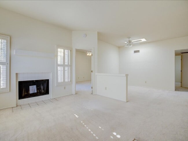 Building Photo - Near the Rillito Walk Path - 3 Bed, 2 Bath with Community Pool!