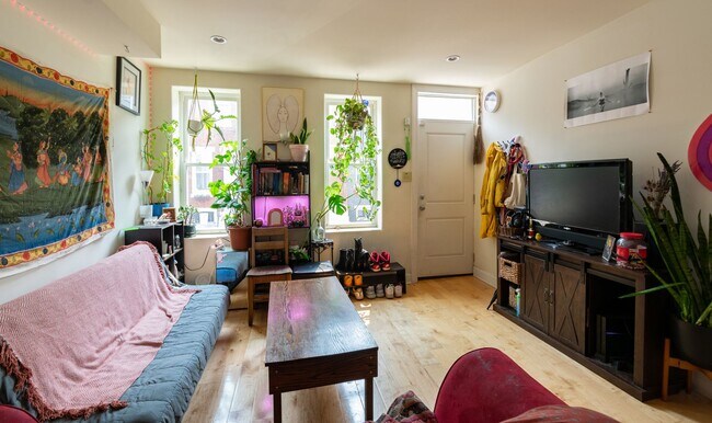 Building Photo - Two Bedroom Point Breeze Townhouse