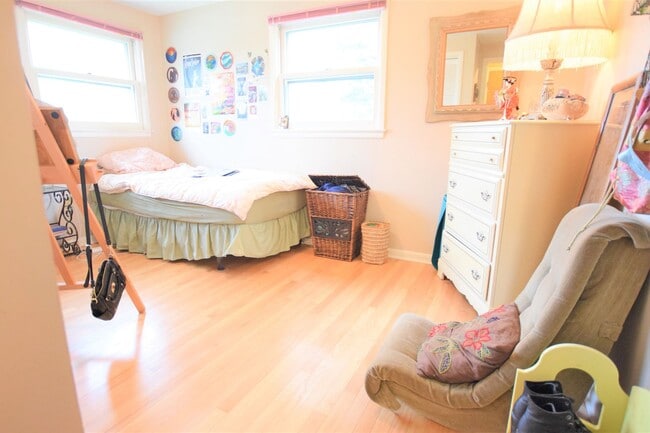 Building Photo - Bright 4 Bedroom Walking to IC