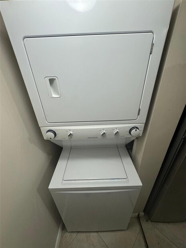 Building Photo - 2600 S University Dr