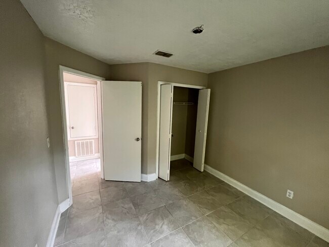 Building Photo - 11232 River Grove Dr