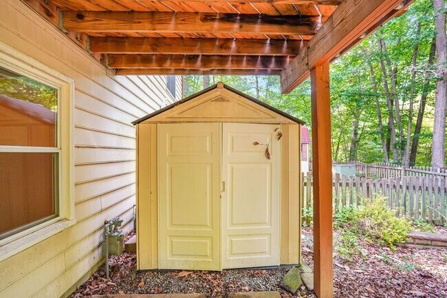 Building Photo - 128 Kings Mill Dr