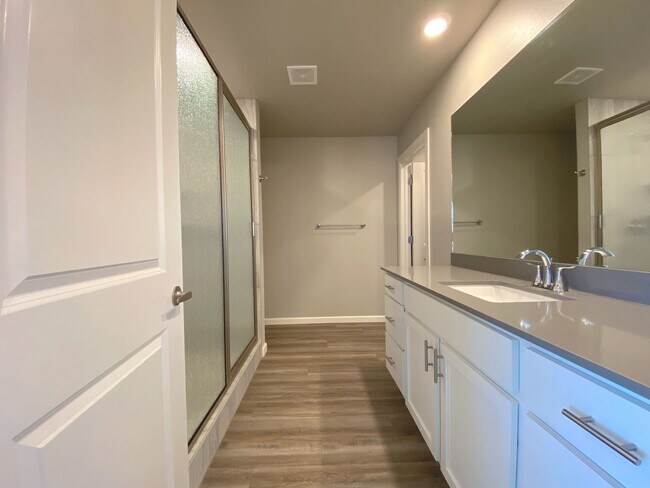 Building Photo - Townhome in Deer Creek Schools!