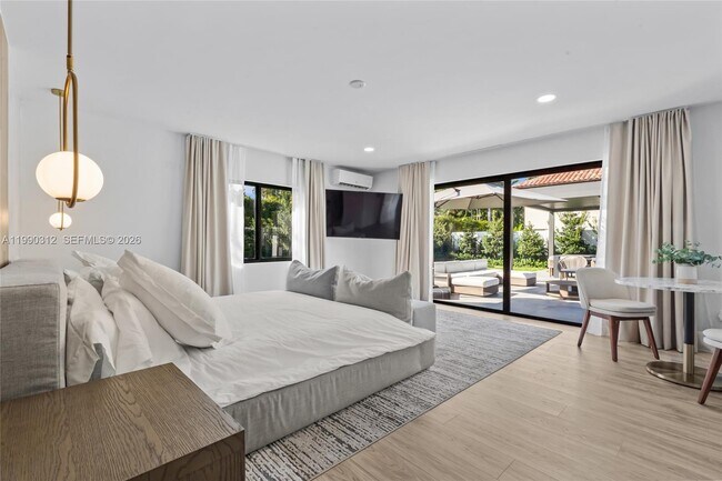 Building Photo - 116 W 1st Ct