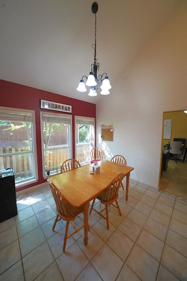 Building Photo - Gorgeous Home in the Coveted Greenshire Subdivision - Realtor Commission: $400