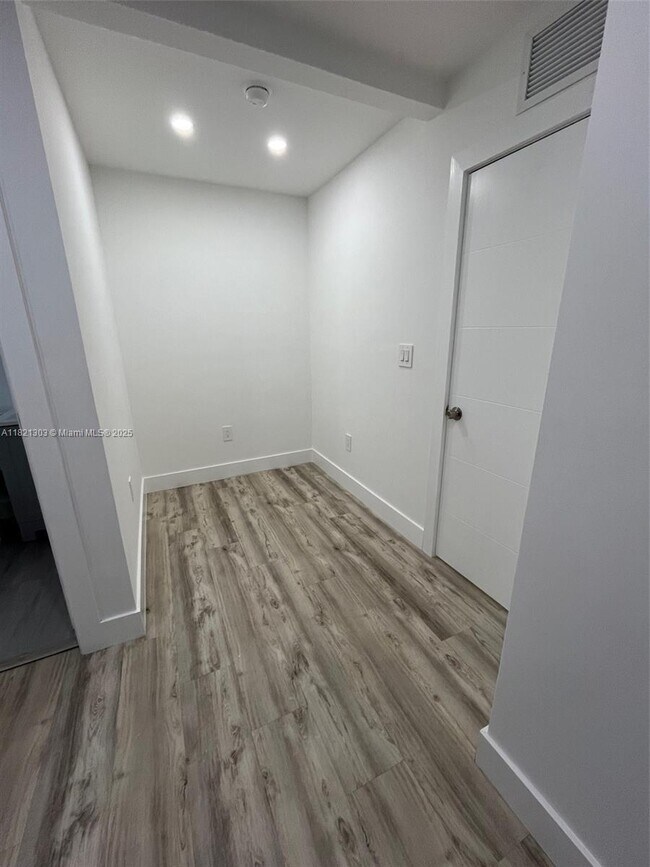 Building Photo - 885 SW 29th Ave