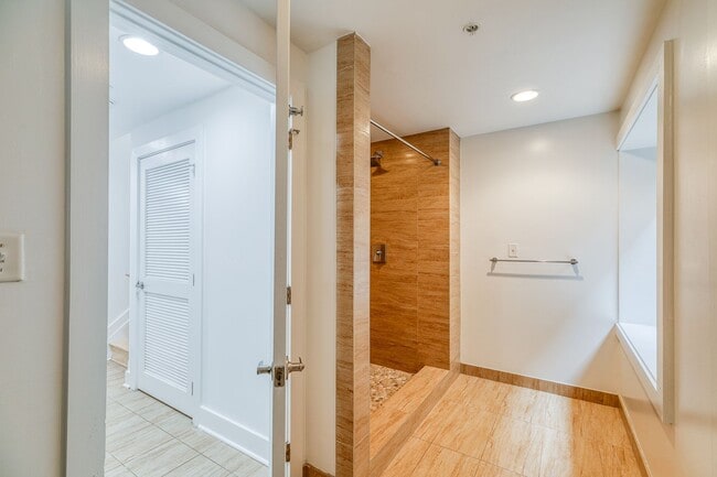 Building Photo - Northern Liberties Townhome with Garage