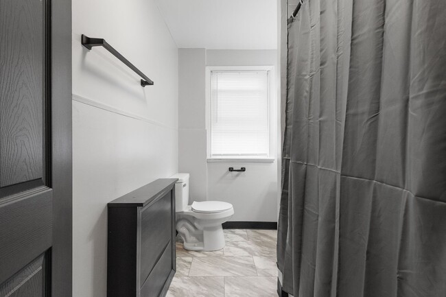 Building Photo - STUNNING 4 BEDROOM IN SHERADEN! SPACIOUS R...