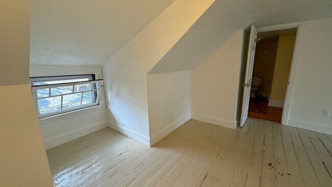 Building Photo - 709-711 Hawthorne NE