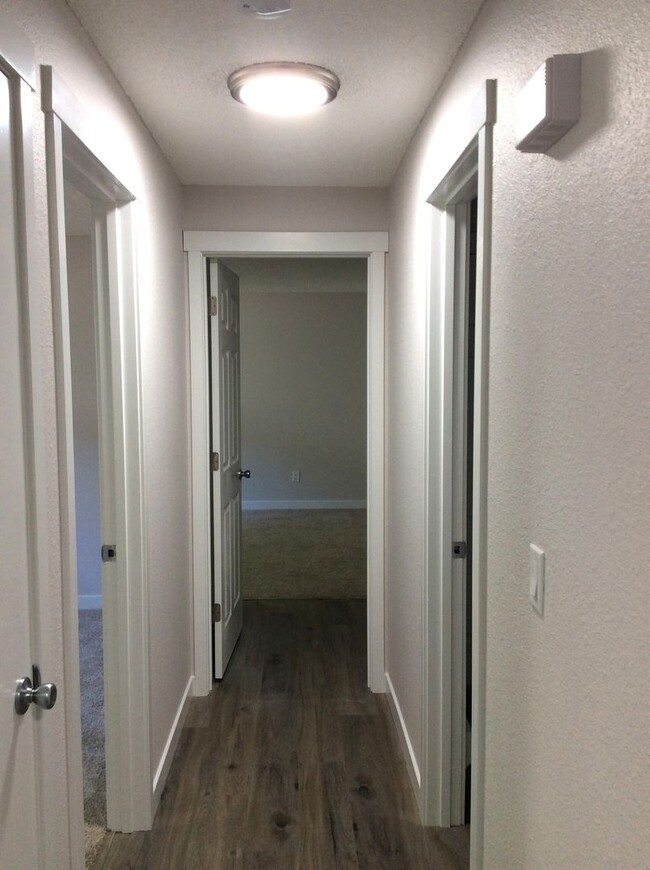 Building Photo - Totally Updated, Beautiful Duplex unit! Av...