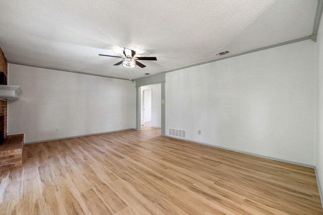 Building Photo - 704 Brookwood Cir