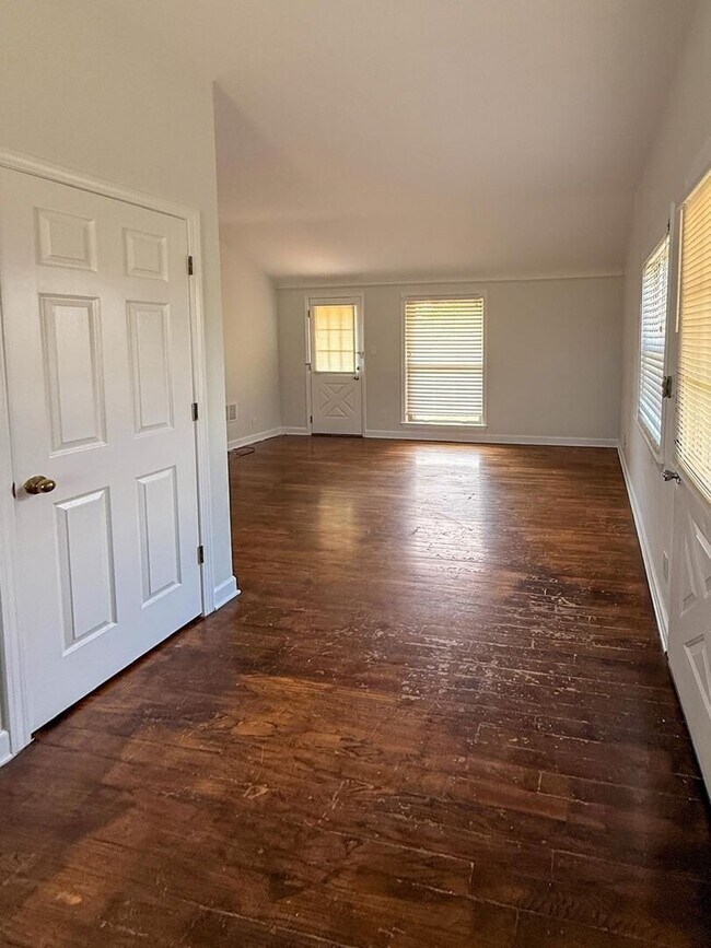 Building Photo - GREAT ANN ARBOR LOCATION – 2-BEDROOM END UNIT!