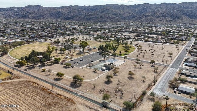 Building Photo - 909 E Desert Ln