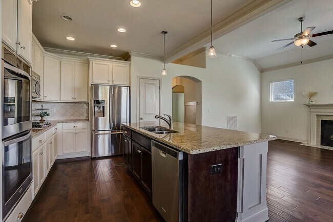 Building Photo - Beautiful 5-bedroom rental home in the hig...