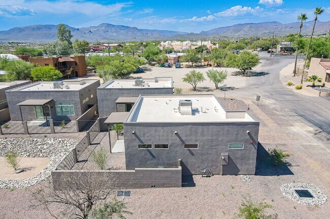 Building Photo - 6041 E Valley Way