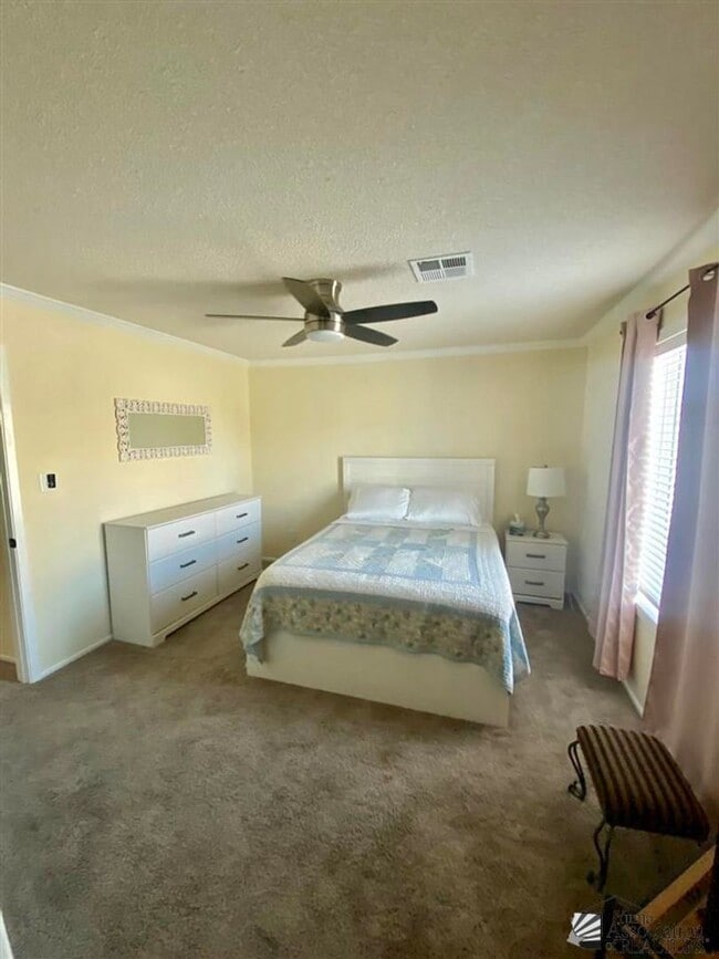 Building Photo - Furnished 3 bed/2bath HOME