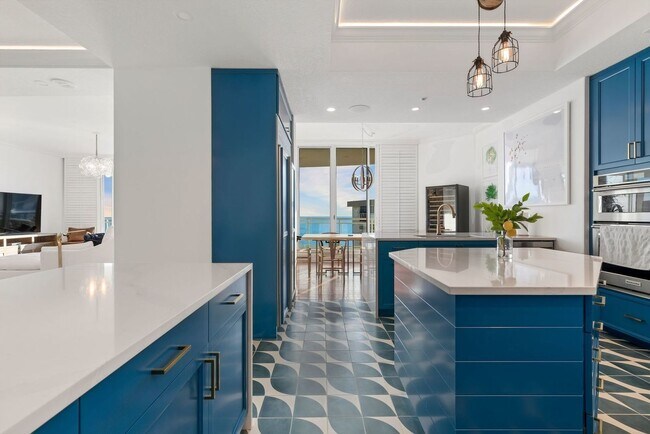 Building Photo - Ultimate Furnished Luxury Rental at the Be...