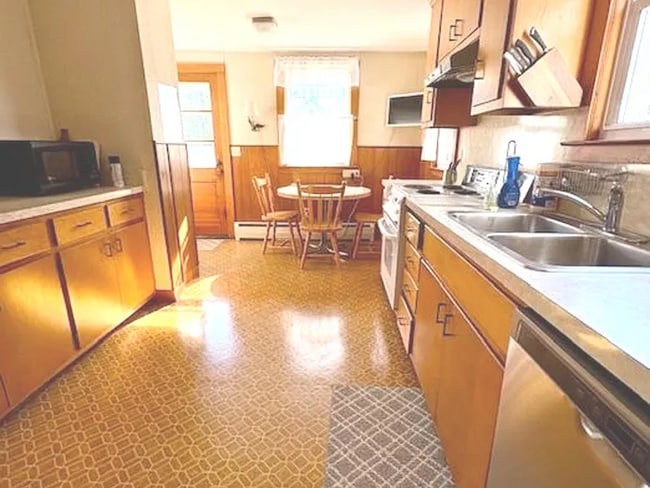 Building Photo - Charming three-bedroom, 1.5 bath fully furnished