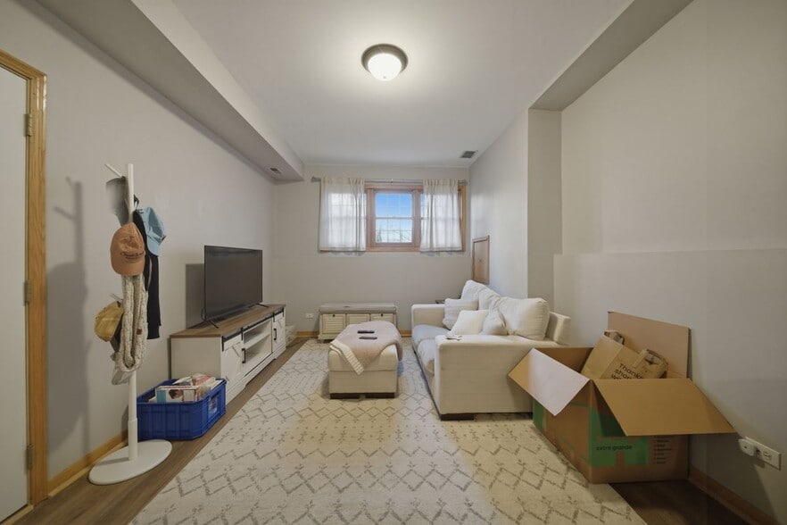 Building Photo - 844 N Wood St