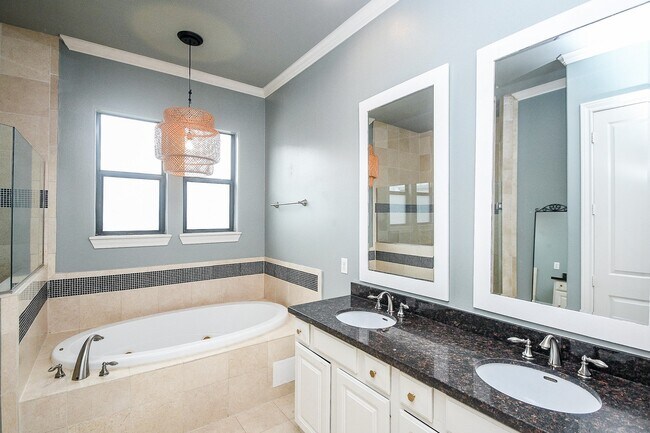 Building Photo - 2222 Hilshire Lake Dr