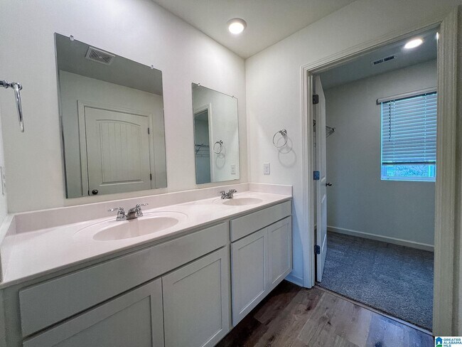 Building Photo - 217 Chelsea Pk Cir