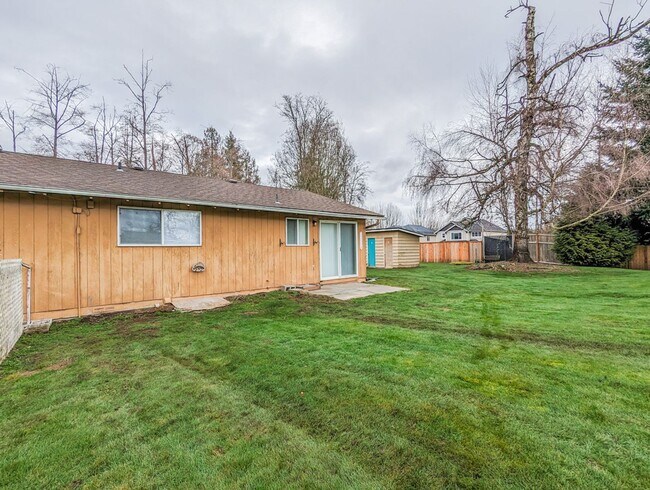 Building Photo - 15817 Manor Way