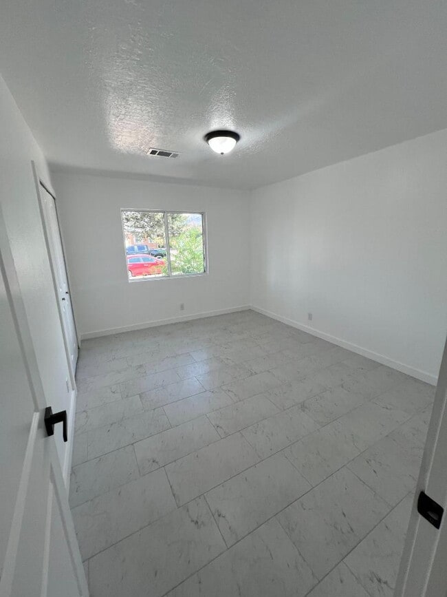 Building Photo - 11216 Baja Dr NE