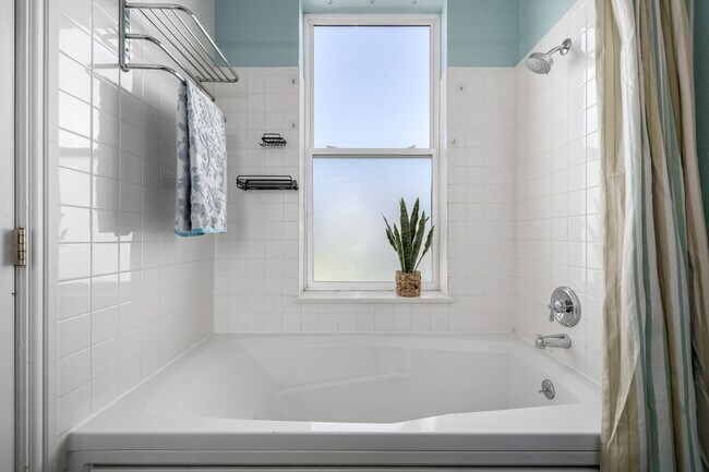 Building Photo - One bedroom, two bath corner unit in Baker with two balconies