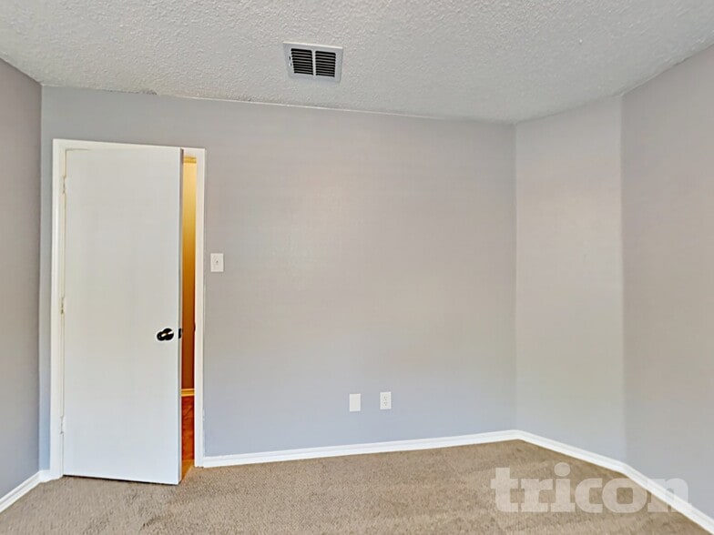 Building Photo - 2147 Edgewood Dr
