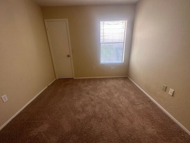 Building Photo - Gilbert home with community pool.