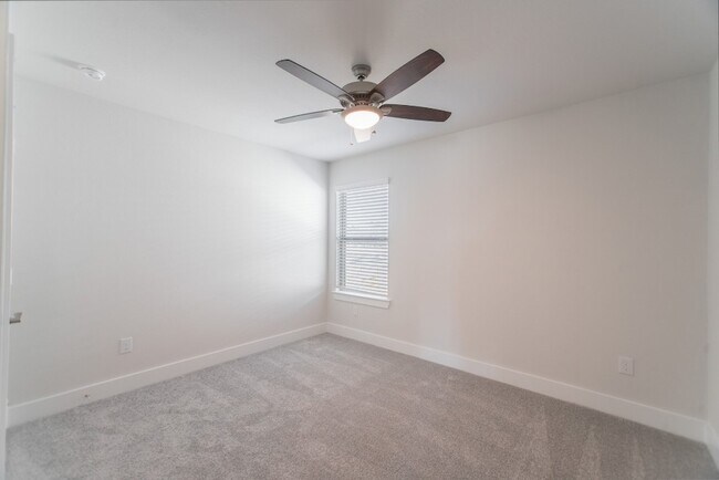 Building Photo - 10627 Whitejacket