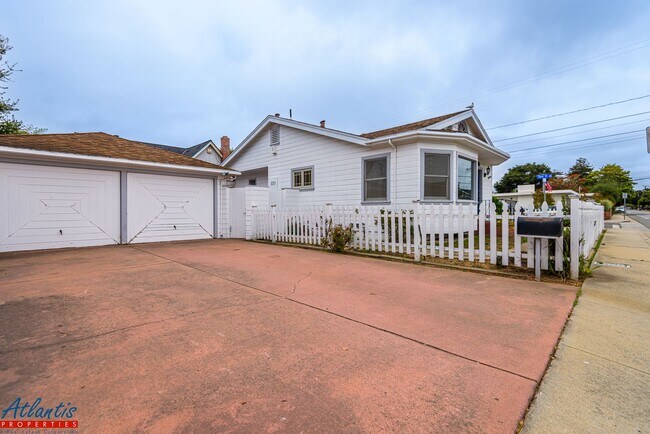 Building Photo - 1385 47th Ave