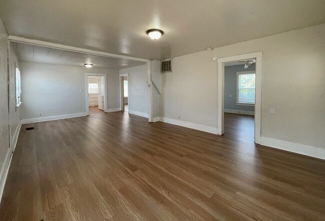 Building Photo - 2-Bedroom Bungalow