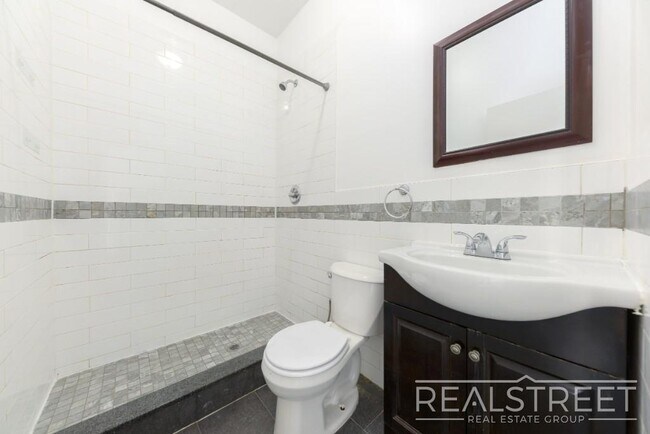 Building Photo - 3 Bed 1 Bath in PLG!