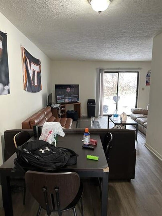 Building Photo - Spacious Townhome Near Campus