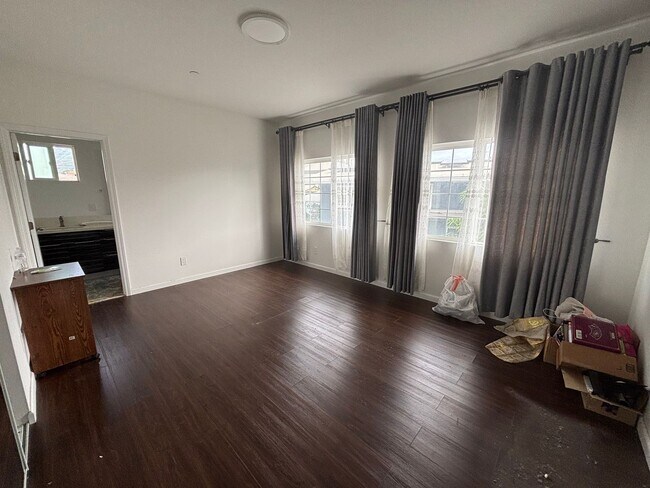 Building Photo - 1654B Olona Ln