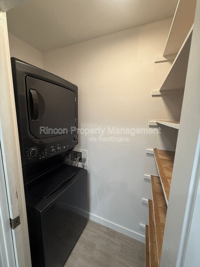 Building Photo - 1231 Tivoli Ln