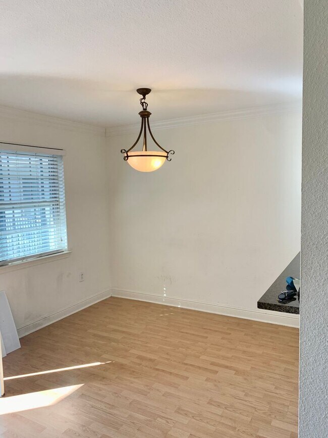 Building Photo - Move in ready for fall semester... free rent!