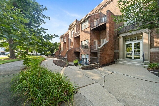Building Photo - 325 Plantation St