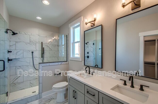 Building Photo - 2061 Oakwood Ave