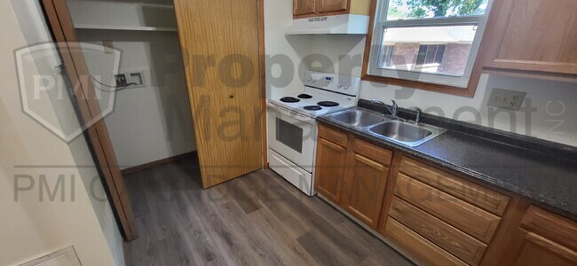 Building Photo - Lower 2 Bedroom Apartment